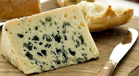 Brânză cu mucegai albastru în interior Roquefort .