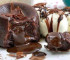 Flan de ciocolata intr-o farfurie alaturi de o portie de inghetata