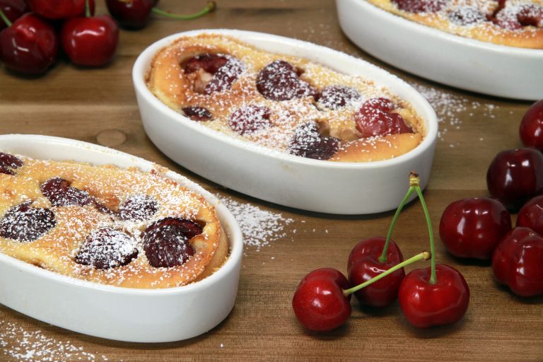 Forme ovale de clafoutis de cirese. Sursa: Pixabay / katiklinski
