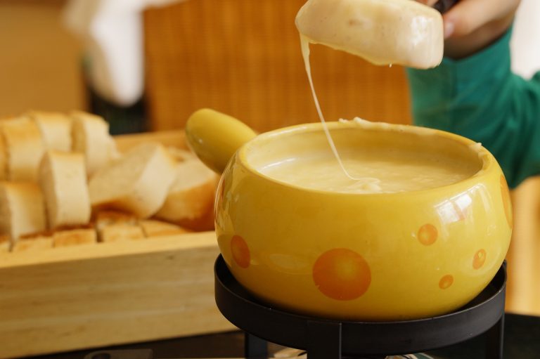 Un vas cu fondue de parmezan. Sursa foto: Pixabay/ Efraimstochter