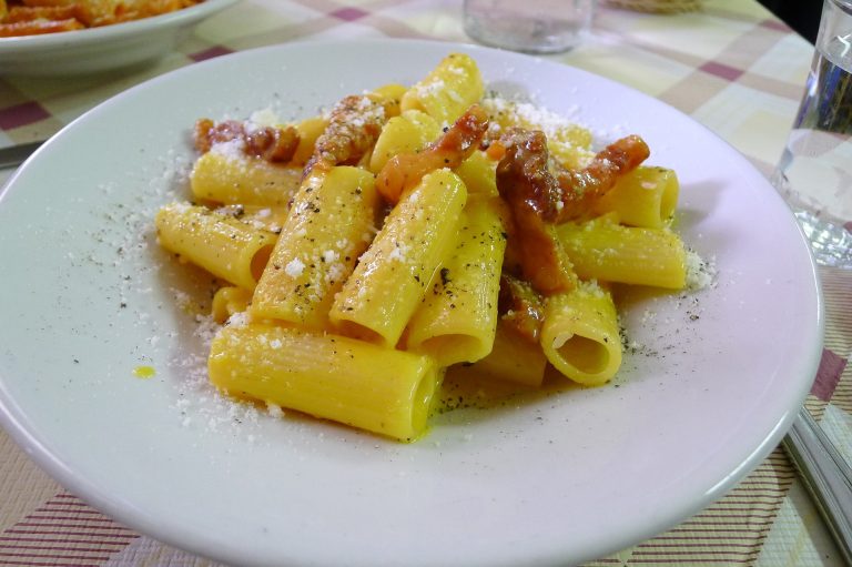 Paccheri cu mortadella. Sursa foto: Pixabay / shuichin