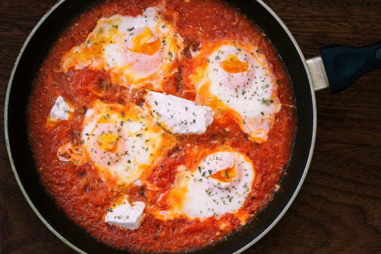Oua in stil turcesc (menemen). Sursa foto: Pixabay / DanaTentis