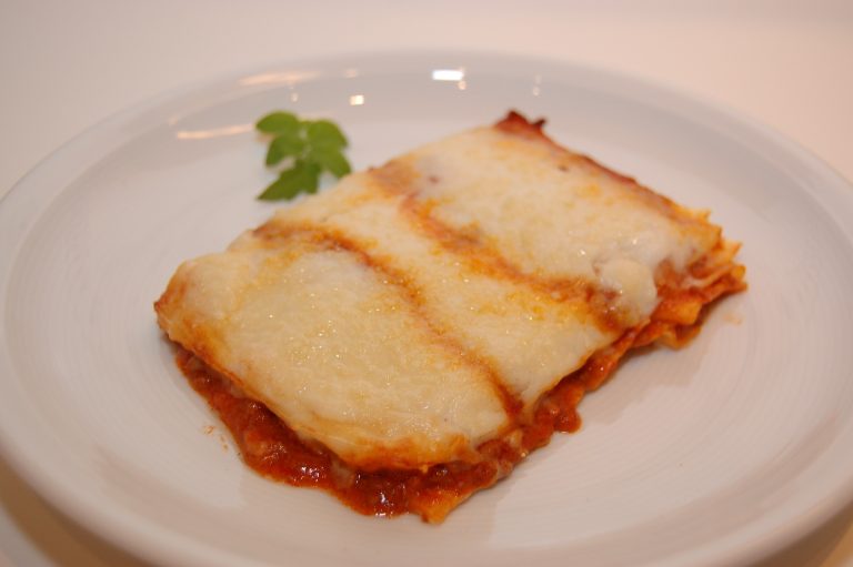Parmigiana de vinete la cuptor. Sursa foto: Pixabay / johanndoringer