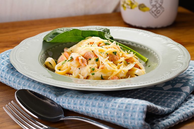 Tagliatelle cu somon afumat. Sursa foto : pixabay / petrovhey