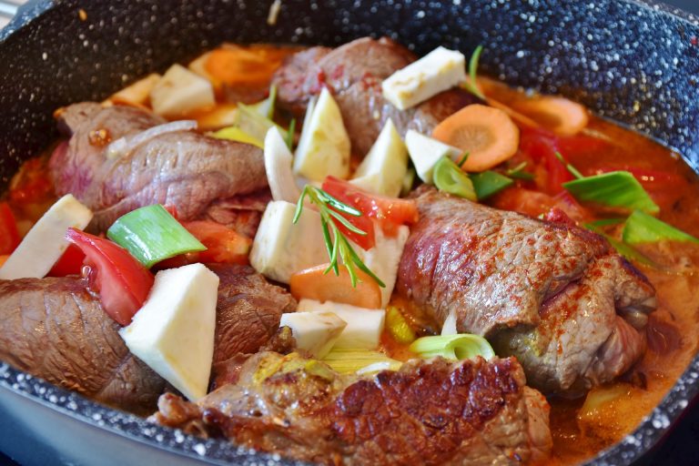 Rulouri de carne de vita si branza scamorza. Sursa foto: Pixabay/RitaE