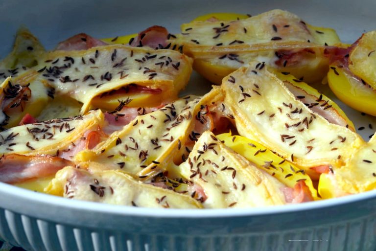 Cartofi gratinați cu bacon, emmenthal și chimen. Sursă foto: Pixabay/matthiasboeckel