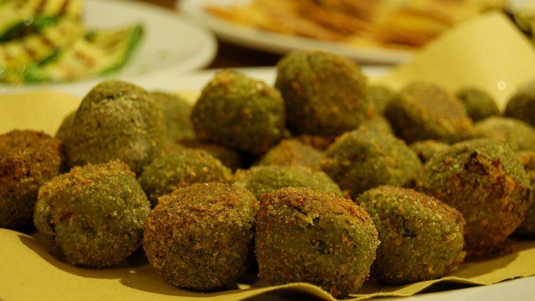 Chifteluțe de dovlecei și feta la cuptor.Sursa foto: pixabay/stefanom1974