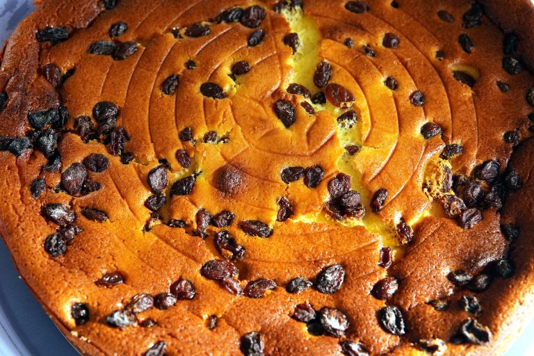 Tartă cu ricotta și stafide.Sursă foto:pixabay/matthiasboeckel