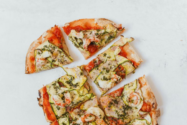 Pizza cu creveți și dovlecei. Sursa foto : pexels / Polina-Tankilevitch-scaled