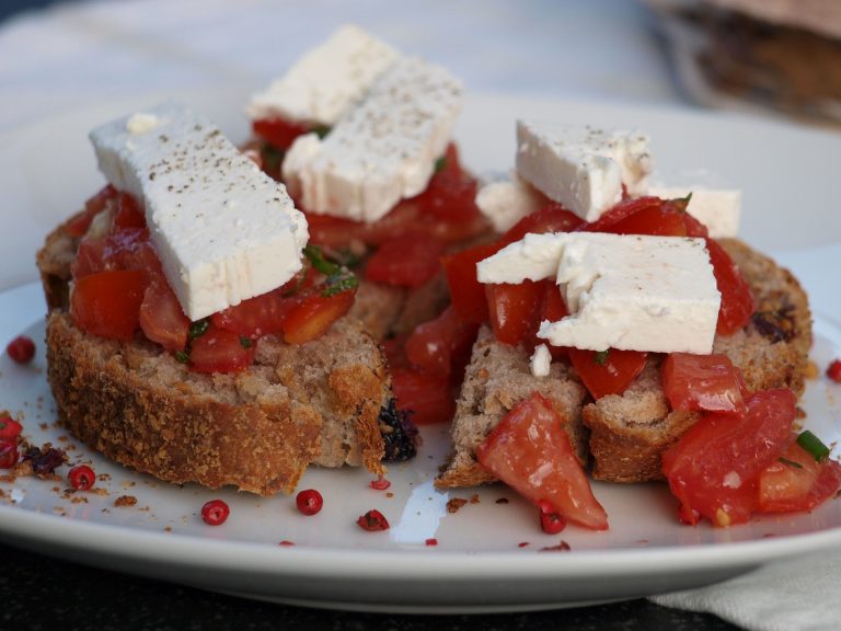 Bruschette cu roșii și feta. Sursa foto : pixabay / Sabrinakoeln
