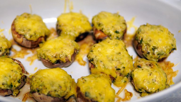 Ciuperci umplute gratinate. Sursa foto: Pixabay / matthiasboeckel