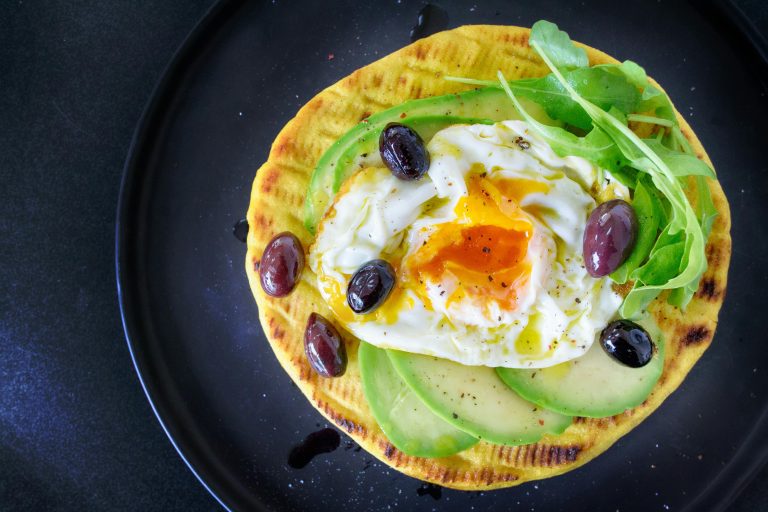 Lipie cu ou și avocado. Sursa foto : pexels / dana tentis