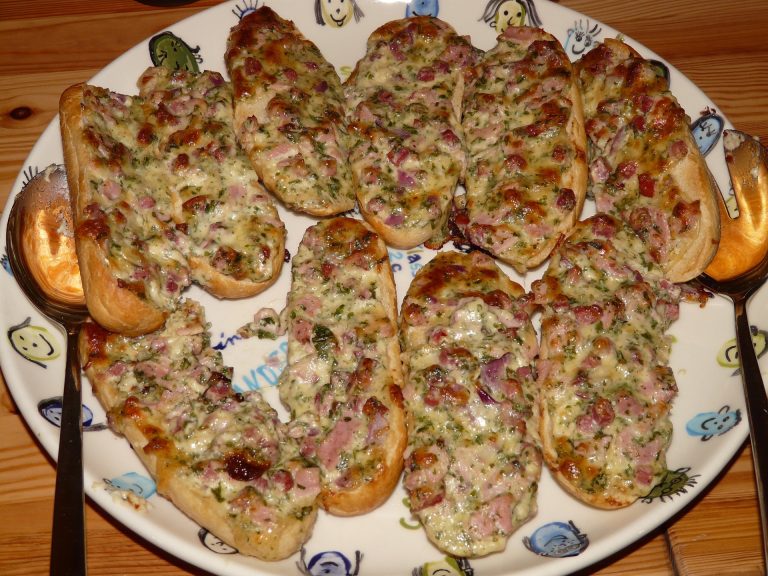 Mini baghete gratinate. Sursa foto : pixabay / Hans