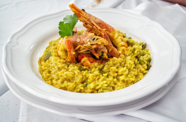 Risotto cu șofran și creveți. Sursa foto : pixabay / Dana Tentis