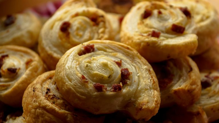 Rulouri de foietaj cu brânză și bacon. Sursa foto : pexels/pixabay/