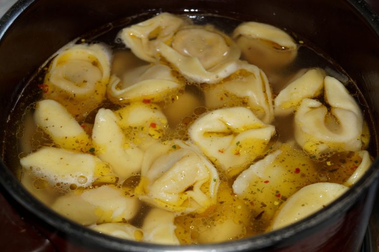 Supă cu tortellini. Sursa foto : pixabay / vic_neo
