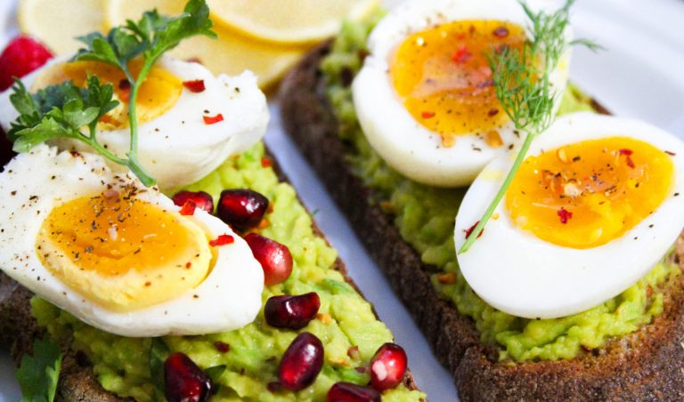 Toast cu ouă și avocado. Sursa foto : pexels / janetrangdoan