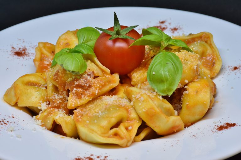 Tortellini cu roșii cherry și parmezan. Sursa foto : pixabay / RitaE