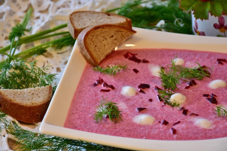 Supă cremă de sfeclă roșie. Sursa foto : pixabay / RitaE