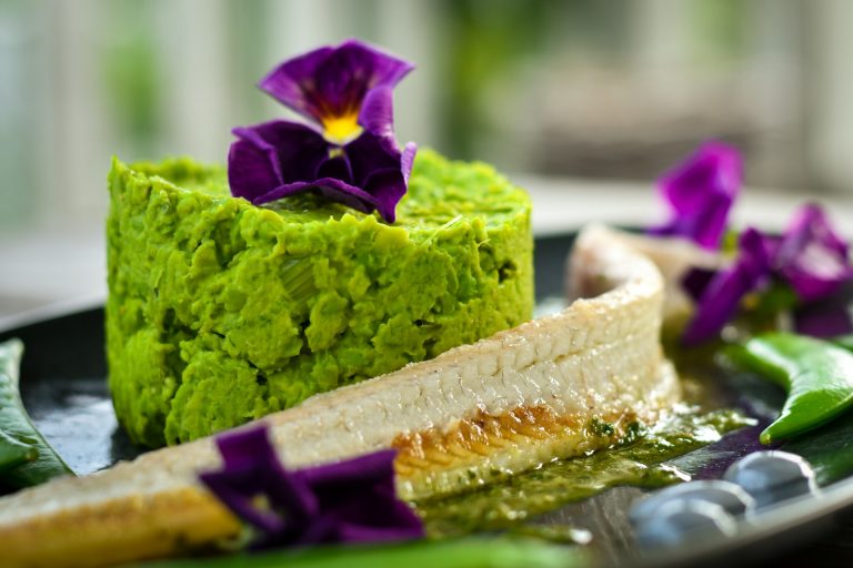 File de zărgan cu piure de avocado. Sursa foto : unsplash / jesper brouwers