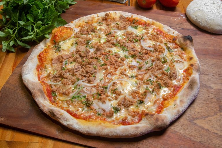 Pizza cu ton și ceapă. Sursa foto : pixabay / fabioamaral