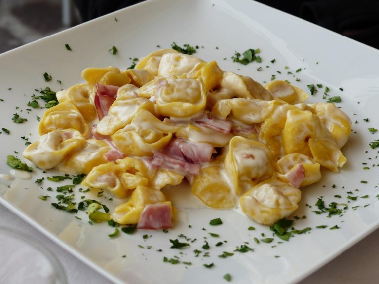 Tortellini cu șuncă și smântână. Sursa foto : pixabay / Hans