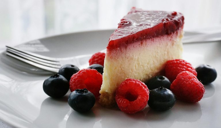 Cheesecake cu fructe de pădure. Sursa foto : pexels / suzyhazelwood