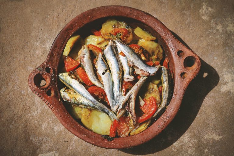 Sardine pe pat de cartofi și roșii. Sursa foto : unsplash / aziz-acharki