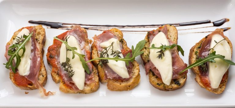 Bruschette cu jambon și mozzarella. Sursa foto : pixabay / Anestiev