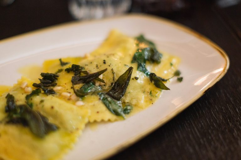 Ravioli cu sos de unt și salvie. Sursa foto : unsplash / janesca