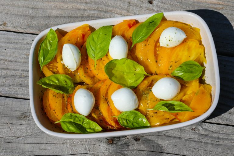 Salată cu mini mozzarelle. Sursa foto : unsplash / jametlene-reskp