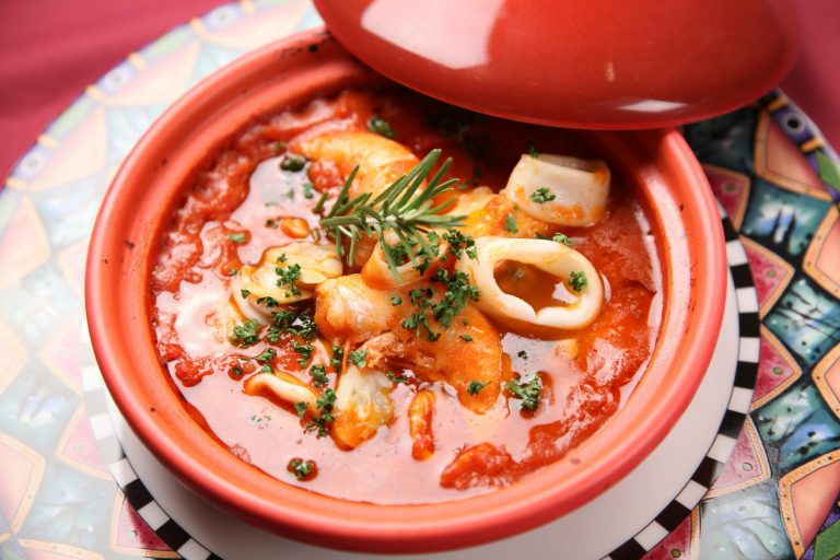 Supă de fructe de mare. Sursa foto : pexels / naimbic.