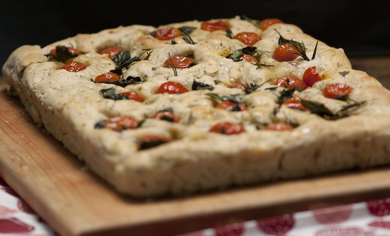 Focaccia cu roșii cherry. Sursa foto : pixabay / bananalongboards