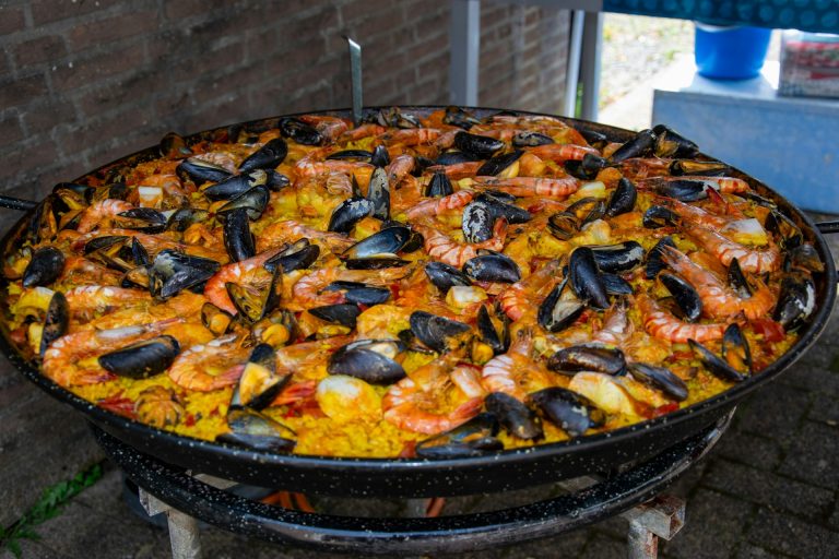 Paella cu fructe de mare. Sursa foto : unsplash / rook-of-arts