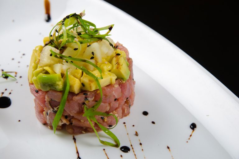 Tartare de ton și avocado. Sursa foto : pixabay