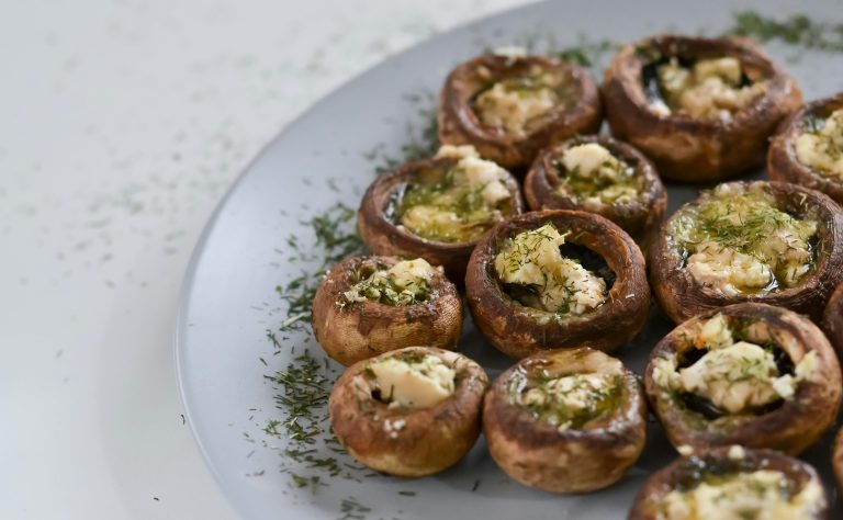Ciuperci brune gratinate. Sursa foto: pexels / djordie vezilic