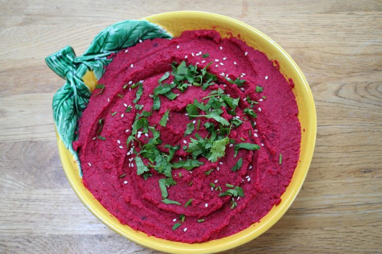 Hummus de sfeclă roșie. Sursa foto : pixabay / carlamonsoncm0