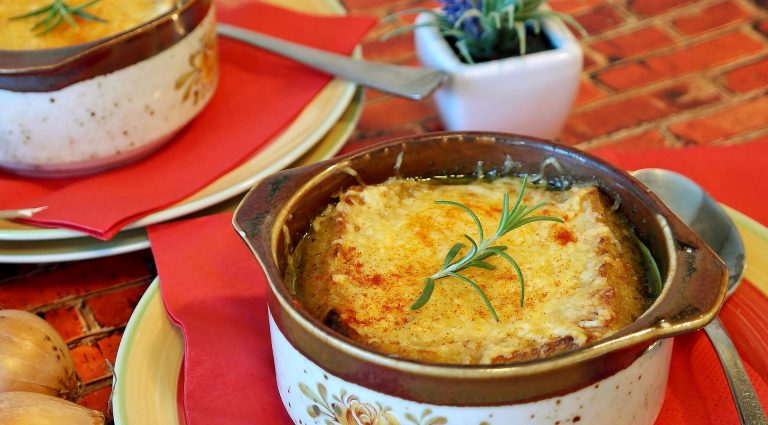 Supa-de-ceapa-gratinata-Soupe-a-loignon. Sursa foto : pixabay / RitaE