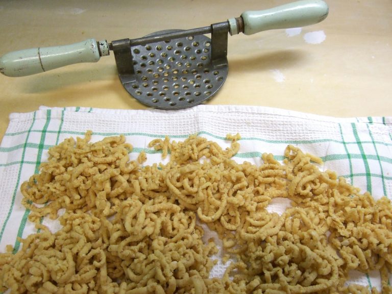 Tăiței passatelli pentru supe. Sursa foto : unsplash / mazzoli