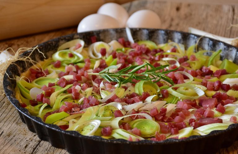 Quiche cu bacon și praz. Sursa foto: pixabay / RitaE