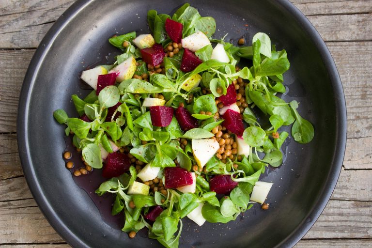 Salată cu mere, sfeclă roșie, linte și valeriană. Sursa foto : pixabay / Einladung_zum_Essen