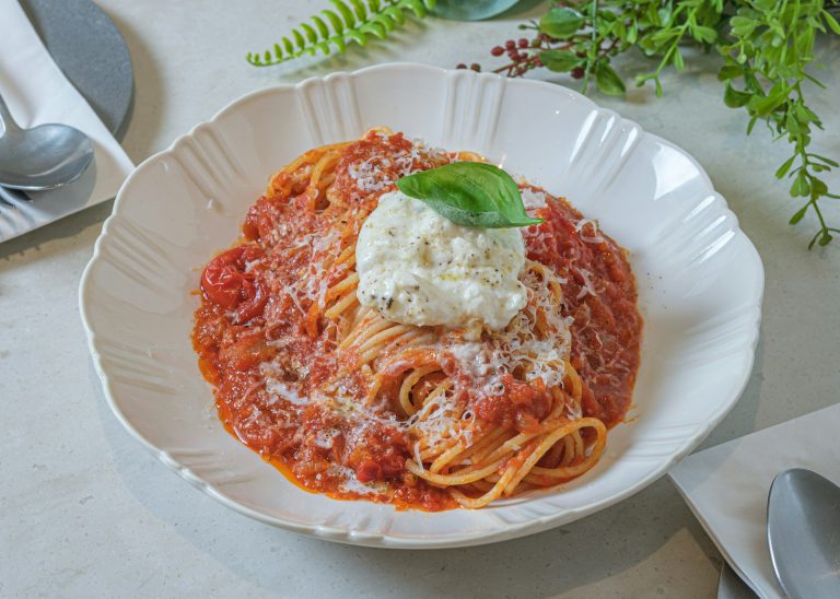 Spaghetti cu roșii și burrata. Sursa foto : unsplash / sehoon-ye